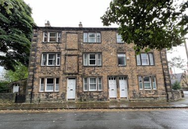 Eski Viktorya dönemi, St Lukes hastanesine yakın üç katlı bina Bradford, Yorkshire, İngiltere