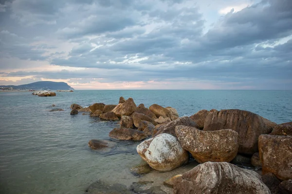 Sahilde gün batımı. Loreto, İtalya