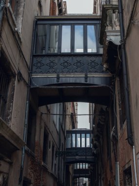 Evler arasında köprüler olan Venedik yolları