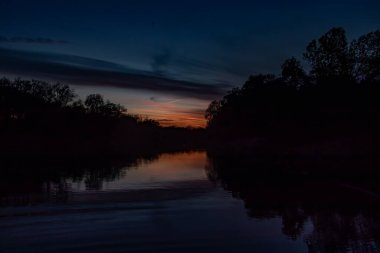 Nehirde gün batımı 