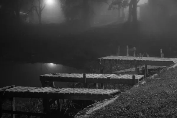 雾蒙蒙的夜晚黑白相间的泊位 — 图库照片