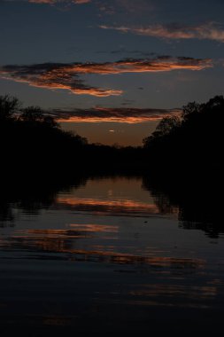 Nehirde gün batımını çerçeveledik.
