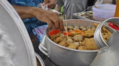 Atıştırmalık satıcıları 18 Kasım 2021 'de Deli Serdang, Kuzey Sumatra' da futbol sahasının kenarında müşterilere hizmet veriyor.