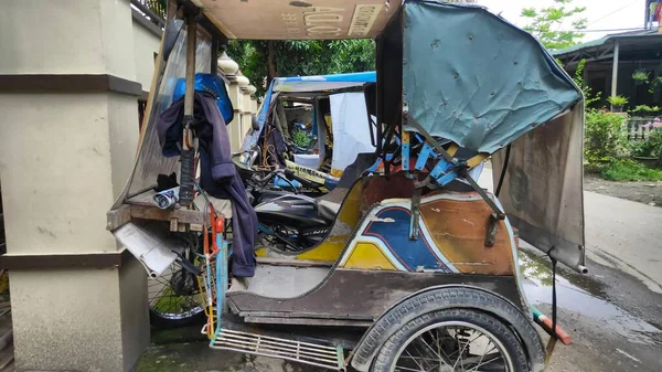 Pediyatri, caminin önündeki çitin önünde dua sırasında düzgünce sıralanır.