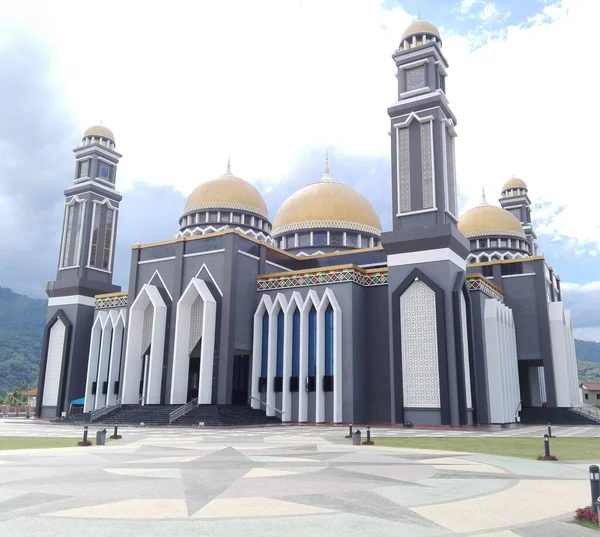 Kutacane, Güneydoğu Aceh, Endonezya 'daki en büyük camii olan Kutacane Büyük Camii, Şubat 2017.