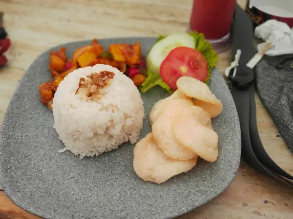 Endonezya 'nın geleneksel yemeklerinden biri olan Nasi Uduk' un bir tabağı.