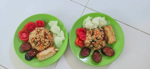 2 porsiyon kızarmış pilav ve kompozisyon hazır.