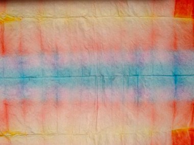 Boyalı Hat Doğu Suluboya. Çoklu Renkli Çamaşır Efekti. Kravat Boyası Doku Mavi Çizgili Ikat deseni. Gri Çizgili Suluboya Çizgisi. Kırmızı kravat boyalı çizgili parmak izi. Shibori Dip Deseni.