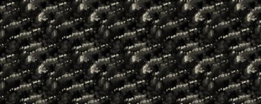 Siyah Düzen. Siyah kumaş sıçraması. Suluboya parıltısı. Beyaz Su Spreyi. Pastel Buruşuk Graffiti. Karanlık Modern Tuval. Beyaz yaşlı leke. Kirli boya spreyi. Kusursuz sanat. Islak doku. Beyaz Duvar Kağıdı