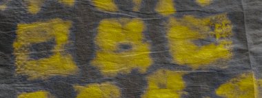 Siyah kravat boyası baskısı. Aquarelle Boya Fırçası. Kirli Sanatlar Tarzı. Altın suluboya baskı. Kağıt Modern Boyalı. Sarı Fırçalı Doku. Parlayan Fırça Kağıdı. Altın Kaba Sanat Yazıcısı.