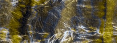 Siyah kravat boyası Grunge. Kova boyası. Sanatsal Kirli Kanva. Hafif suluboya fırça. Güneşli Graffiti Grunge. Siyah Fırçalı Doku. Rustik Fırça Boyası. Altın Graffiti Tarzı.