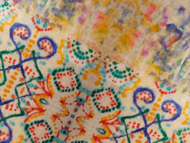 Yamalı Etnik Su Alanı. Boyalı Hat Doğu Suluboya. Gri kravatlı çiçek deseni. Mavi Çiçek Boyalı Yamalı Doku. Tye Dip Doku. Bağla Grunge Deseni Kırmızı Çizgili Ikat Şablonu.