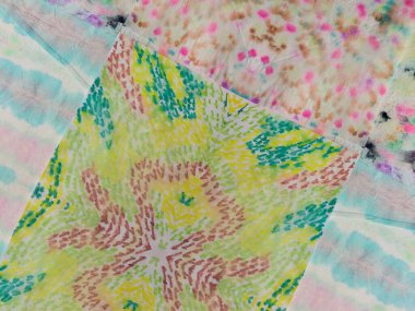 Gri Kravatlı Etnik Yama. Kırmızı Çizgili Yama Çizgisi dokusu. Boyalı Hat Soyut Suluboya. Kravat boyası desenli mavi çiçek deseni. Çiçek desenli. Yamalı Etnik Su Efekti.