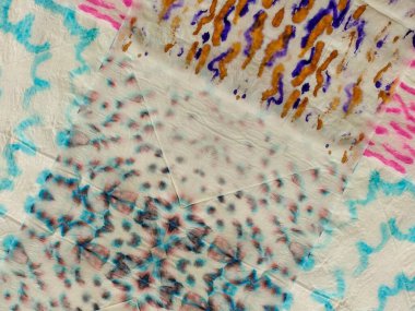 Boyalı Çizgi Gradyan Suluboya. Kravat Boyası Tasarımı Çoklu Renkli Ombre Yaması. Kırmızı çizgili Ikat deseni. Mavi Çiçek Çizgisi Yama Dokusu. Gri kravat boyası, kravat izi. Tye Boyası Dip Deseni.