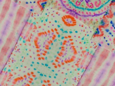 Tye Dip Deseni. Gri Kravatlı Etnik Parmak izi. Boyalı Yama Kırmızı Etnik İkat dokusu. Mavi Çizgili Desen Şablonu. Yamalı Çiçek Su Tasarımı. Boyalı Çizgi Soyut Suluboya.