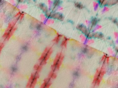 Kırmızı Kravat Boyalı Etnik Parmak izi. Patchwork Etnik Su Kaynağı. Boya yaması dokusu, boyalı çizgi, soyut suluboya. Tye Dip Deseni. Gri Çiçek Kalıbı. Mavi Çizgili Yama Çizgisi DokusuName.