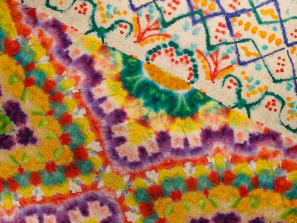Boyalı Hat Oriental Patchwork. Kravat Boyası Tasarımı Gri Kravatlı Çiçek Yaması. Tye Dip Deseni. Çoklu Renkli Çiçek Mezarı Efekti. Mavi çizgili suluboya deseni. Kırmızı Etnik İkat dokusu.