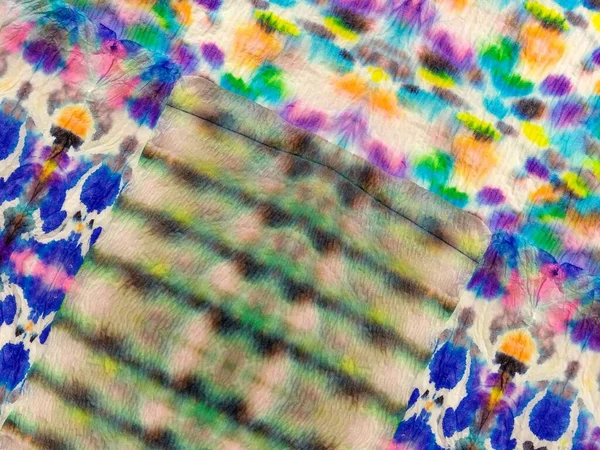 Gri Kravatlı Etnik Parmak izi. Çoklu Renkli Çizgili Ombre Yaması. Tie Design Design Destern Mavi Çiçek Hattı Suluboya Deseni. Kırmızı Etnik İkat dokusu. Boyalı Hat Oriental Patchwork. Etnik Dip Dokusu.