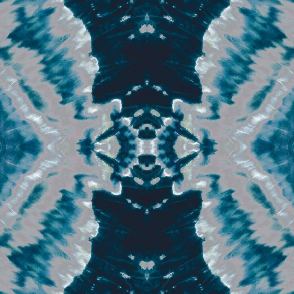 蓝色领带染料设计 发光重复雪佛龙 夜间烟熏的效果 恒星抽象模式 保持自然艺术风格 明亮的刷过的空间 冰墨水宇宙 White Web Background — 图库照片