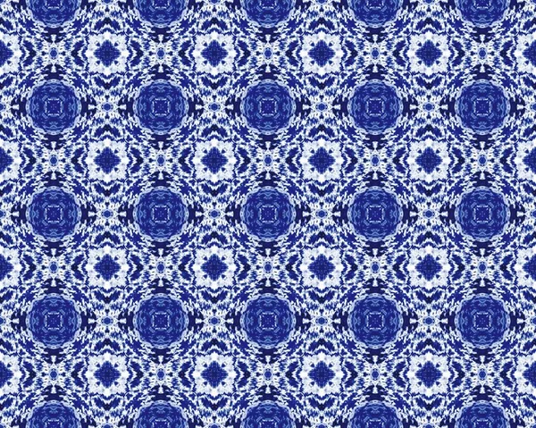 蓝色摩洛哥乡村染料 波希米亚几何蜡染印花 华丽的几何图案Ikat 白色的花波荷花 里斯本无缝带图案 蓝色的西班牙民族志 蓝色族裔油漆 — 图库照片