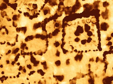 Çizgili Tan Deri Tuval. Koyu sarı parşömen dokusu. Bronzlaşma izi hasar görmüş. Kırsal Eski Su Rengi. Eski Rustik sıçrama lekesi. Bronzlaştırıcı Darbe Dekorasyonu Sarı Retro Sıkıntılı Kağıt.