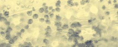 Indigo Tie Boya Sanatı. Suluboya mürekkep. Cloud Dirty Art Boyalı. Parlak suluboya boya fırçası. Gökyüzü Graffiti Grunge. Fırçalanmış malzeme. Gri Fırçalı İpek. Modern Boyalı.