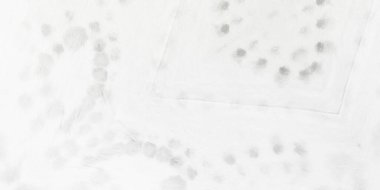 Siyah Yaratıcı Kravat Boyası. Beyaz Solmuş Bulanık Sancak. Kar Hırıltısı Arkaplanı. Buz Grafiti Tarzı. Parlak Fırçalı Doku. Cool Grungy Efekti. Gri Kağıtlar. Gri Soyut Suluboya