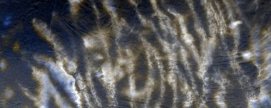 Sea Tie Dye Batik. Aquarelle Boya Fırçası. Sanatsal Kirli Kanva. Siyah Kova Fırçası. Siyah Grafiti Tarzı. Mavi Fırçalı Doku. Fırçalanmış kağıt. Gökyüzü Modern Boyalı.