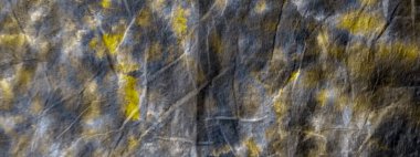 Siyah kravat boyası baskısı. Aquarelle Boya Fırçası. Kirli Sanatlar Pankartı. Sarı Kova Boya Fırçası. Parlayan Graffiti Tarzı. Siyah fırça boyası. Parlak Yağ Mürekkebi. Altın Modern Boyalı.