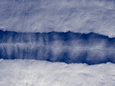 Indigo Dyed Art Batik. Mavi Boyalı Kirli Sanat. Beyaz Soyut Doku. Su Huysuz Sanat Tarzı. Hafif Fırçalı İpek. Deniz mürekkebi dokusu. Indigo Soyut Yazdırma. Görüntü Boyalı Kumaş Mürekkebi.