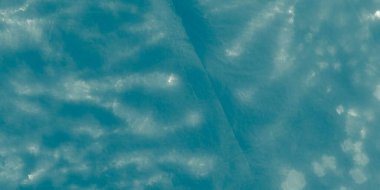 Mavi kravat boyası. Cyan Bright Shine. Su Pankartı. Mavi Deniz Modeli. Sıvı Parıltısı. Gökyüzü boyası. Parlak Şablon. Silver Wash Suluboya. Sparkle Splash. Soyut Okyanus Parıltısı. Mavi Su Arkaplanı.