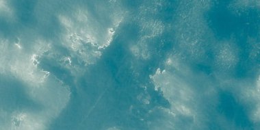 Mavi kravat boyası. Soyut Okyanus Boyası. Dalgalanma Parıltısı. Işıldayan Doğa. Su Yazı. Azure Bright Shine. Mavi Su Arkaplanı. Mavi Deniz Parıltısı. Beyaz Yumuşak Arkaplan. Gri parıltı. Parlak Desen.