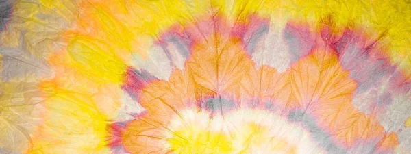 Parlak Sanatsal Kravat Boyası. Aquarelle dokusu. Kirli Arkaplan. Beyaz Kova Boya Fırçası. Yeşil Graffiti Tarzı. Beyaz Fırçalı Doku. Fırçalanmış doku. Renkli Geleneksel Boyalı.