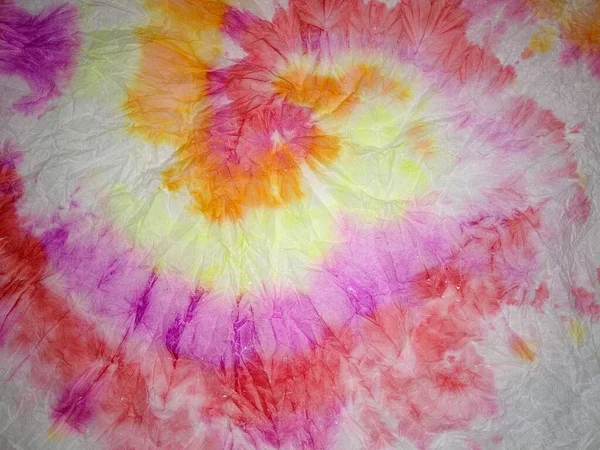 Spiral kravatlı boya fırıldağı. Çok renkli kravat deseni. Kumaş Müzik. Spiral kravatlı boya fırıldağı. Multi Tiedye. Soyut Kırmızı Kravat Boyası. 1960 model spiral Yeşil Renkli Girdap Suluboya. Yumuşak Çizgili Tye Boyası.