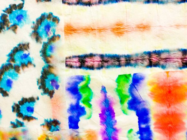 Абстрактная лоскутная дорожка. Этническая текстура погружения. Красная полоса крашеная акварельная текстура. Синяя этническая фигура иката. Многоцветный цветочный пластырь для воды. Цветочный принт с эффектом галстука.