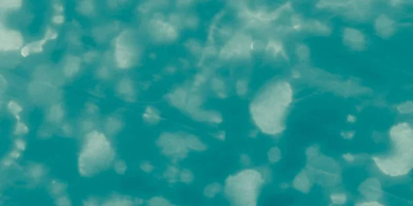 蓝色的领带染料 蓝色海洋水彩画 Argent Glow 火花飞溅 液态水白色软水色 摘要辛尼涂料 海洋之夏灰色海纹理 水的模式 青色亮光 — 图库照片