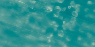 Mavi kravat boyası. Parlak doku. Mavi Deniz dokusu. Parıltı Yaz. Sıvı Gökyüzü. Su doğası. Azure Bright Shine. Cyan Aqua. Beyaz Yıkama Suluboya. Soyut Okyanus Parıltısı. Gri Parlak Arkaplan.