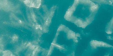 Mavi Kirli Sanat. Parlak Yaz. Turkuaz boyası. Sparkle Splash. Gökyüzü Parlak Işık. Mavi Deniz Parıltısı. Su dokusu. Parlak parıltı. Soyut Okyanus Boyası. Mavi Temiz Arkaplan. Gümüş Yumuşak Arkaplan.