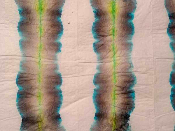 Boyalı Çizgi Gradyan Suluboya. Kravat Boyası Tasarım Gri Çizgili Ikat deseni. Shibori Dip Deseni. Kırmızı çizgili suluboya doku. Mavi kravat boyalı şerit. Çoklu Renkli Çizgili Ombre Efekti.