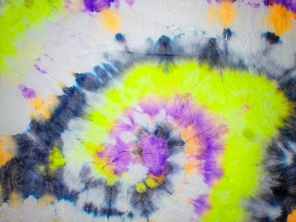 Spiral kravatlı boya fırıldağı. Çok renkli kravat deseni. 1970 'lerin barışı. Spiral Kravatlı Boyalı Gömlek. Multi Tiedye. 1960 model spiral çoklu renk girdap arka planı. Psikedelik Mavi Şablon. Yumuşak Parlak Doku.