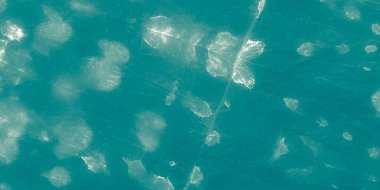 Mavi kravat boyası. Su dokusu. Beyaz Deniz Modeli. Cyan Parıltısı. Mavi Parlak Suluboya. Teal Parlak Boya. Sparkle Splash. Parlak Yaz. Soyut Okyanus Boyası. Parlak Dalga. Gümüş Yumuşak Suluboya.