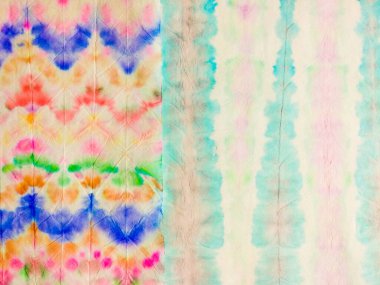 Boyalı Hat Doğu Suluboya. Tye Dip Doku. Kırmızı kravat boyası çiçekli yama. Patchwork Etnik Ombre Etkisi. Kravat boyası, Grunge Deseni, Mavi Çizgili Şablon. Gri Çiçek İkat dokusu.