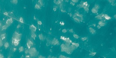 Mavi kravat boyası. Okyanus sıçraması. Argent Aqua. Mavi Su Arkaplanı. Beyaz Deniz Modeli. Gökyüzü Parlak Boya. Dalgalanan Gökyüzü. Soyut Su Boyası. Parlak doku. Işıldayan Doğa. Beyaz Yıkama Arkaplanı.