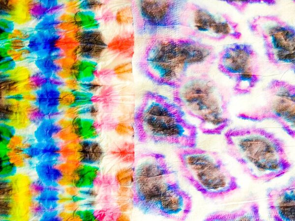 Абстрактная лоскутная дорожка. Многоцветный этно-льняной дизайн. Цвет галстука - серый, полоска - акварельная текстура. Этническая текстура погружения. Красный цветочный рисунок Иката. Голубой галстук.