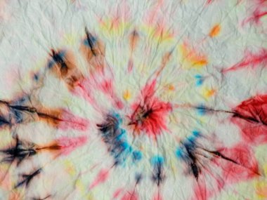 Spiral kravatlı boya fırıldağı. Çok renkli kravat deseni. 1970 'lerin Batik' i. Spiral kravat boyası. Multi Tiedye. Kırmızı çizgili desen. Psikedelik Yumuşak Düzen. Yeşil Renkli Girdap Arkaplanı. Spiral 1960 Arkaplanı