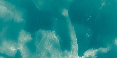 Mavi kravat boyası. Sparkle Splash. Su dokusu. Gri Deniz Kalıbı. Mavi Parlak Suluboya. Parlak Doğa. Soyut Okyanus Boyası. Gökyüzü boyası. Turkuaz Parlak Işık. Sıvı Parıltısı. Gümüş Yıkama Arkaplanı.