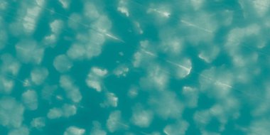 Mavi kravat boyası. Mavi Deniz dokusu. Argent Parıltısı. Cyan Parlak Boya. Beyaz Yıkama Arkaplanı. Su dokusu. Parlak boya. Okyanus Yazı. Işıldayan Doğa. Mavi Temiz Arkaplan. Soyut Parlak Parıltı.