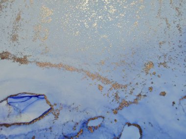 Mavi Alkol Mürekkebi Mermeri. Altın Su Renkli Mermer. Folyo Sanat Boyası. Mavi Gradyan Arkaplan. Altın Mermer Suluboya. Parlak Alkol Mürekkebi Arkaplanı. Hafif Zarif Parıltı. Modern Soyut Resim.