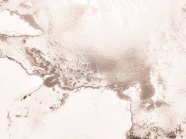 Altın Alkol Mürekkebi Mermeri. Beyaz akışkan desen. Kahverengi Mermer Arkaplan. Parlak Kahverengi Tuval. Alkol Mürekkebi Zarif Geçmişi. Beyaz Soyut Şablon Beyaz Sanat Boyası. Parlak Gradyan Arkaplanı.