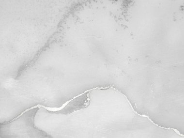 Altın Alkol Mürekkebi Grunge. Hafif Lüks Parıltı. Alkol Mürekkebi Geçmişi. Gri Beyaz Lüks Boyama. Folil Grunge arka planı. Açık Su Renkli Grunge. Parlak Altın Arkaplan. Gri Mürekkep Boyası.